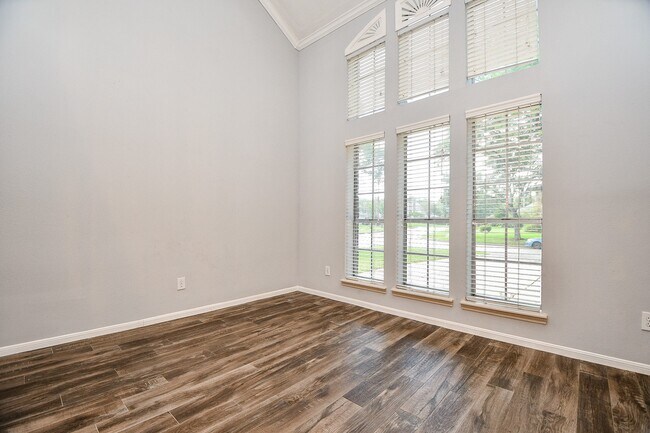Building Photo - 6335 Oakburl Ln