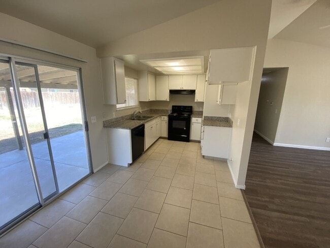 Building Photo - APPLY FOR THIS BEAUTIFUL HOME TODAY!