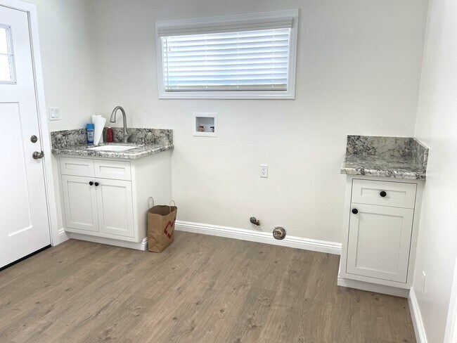 Building Photo - Charming updated 3-bedroom home with a/c near Victor Park