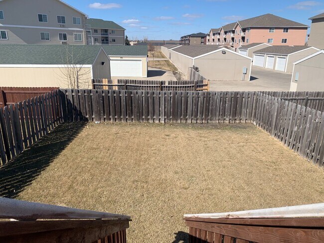 Building Photo - 3 bed Twinhome!!