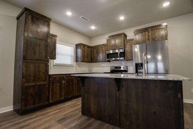 Building Photo - 4 Bedroom 3.5 bath home in Fayetteville!