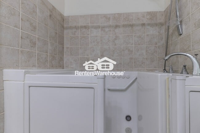 Building Photo - 2707 NE 67th Pl