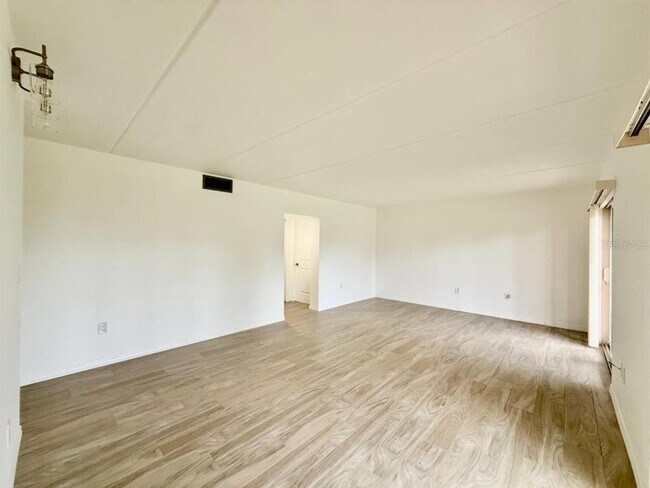 Building Photo - 8801 Bay Pointe Dr