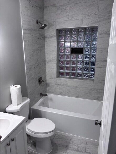 Building Photo - 1052 Tyler St