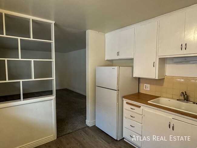 Building Photo - Cozy 1 Bedroom, 1 Bathroom Apartment | Off...