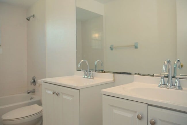 Building Photo - Spacious 4/2 home with 2 car garage Availa...