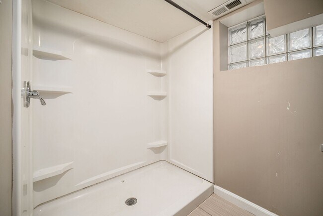 Full Bath 3 - 144 E Tompkins St