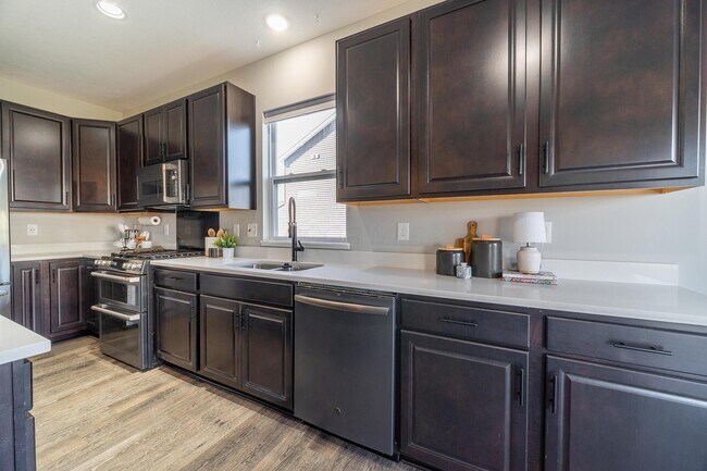 Building Photo - 4032 Stonehill Wy