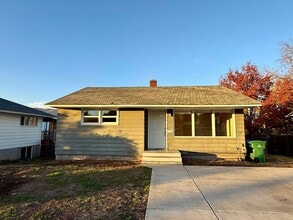 Building Photo - 3 Bedroom, 2 Bathroom WITH a Move in Special!
