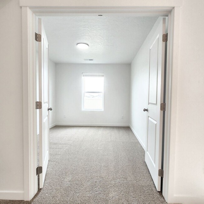 Building Photo - Newer Caldwell Home