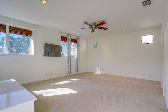 Building Photo - Beautiful 4 Bed/4 Bath Family Home w/pool Available Now!!