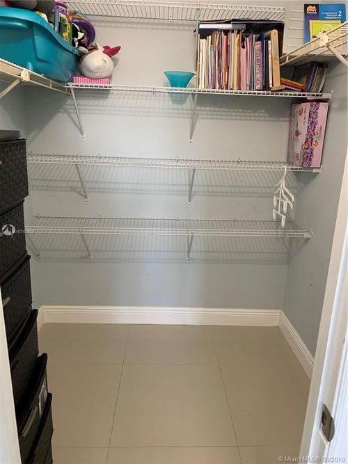 Building Photo - 900 NE 195th St