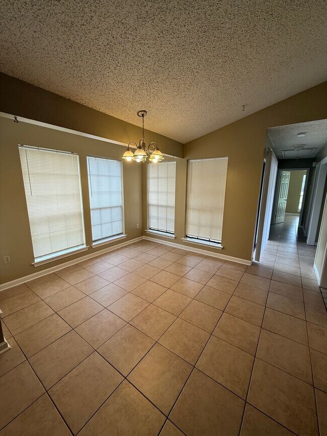 Building Photo - 1126-1128 Willow Creek Dr