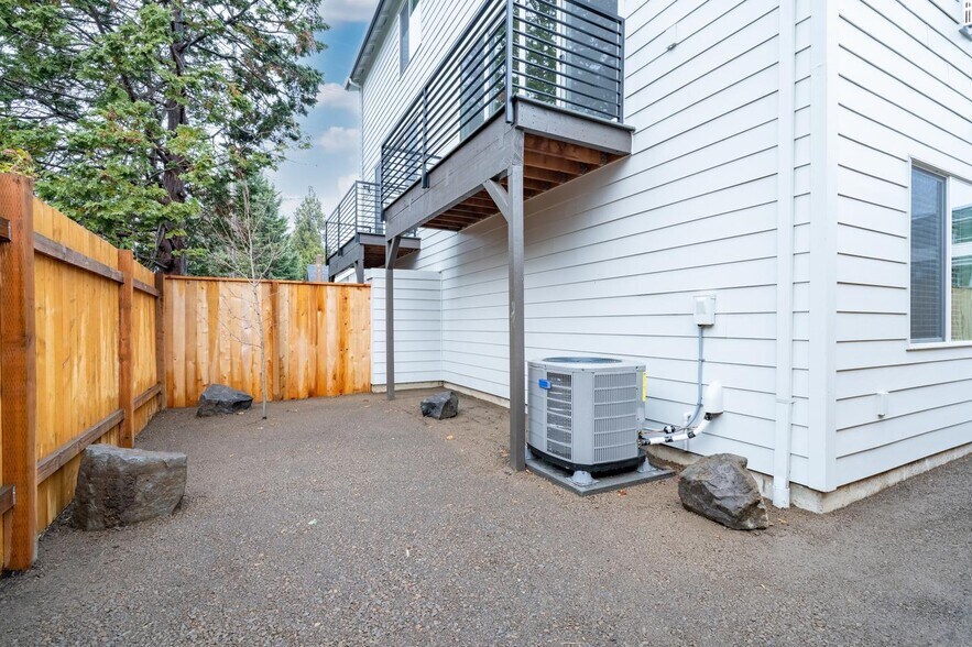 Building Photo - Luxurious University Park townhome near St Johns
