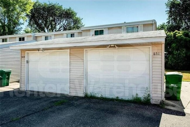 Building Photo - 2 Bed 1.5 Bath End Unit Townhome
