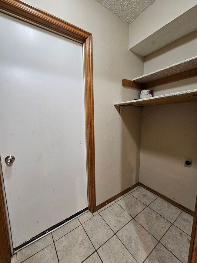 Building Photo - (2) Bed/(2) Bath Duplex Avail NOW!