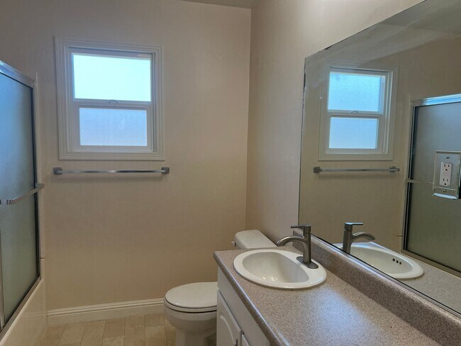 Building Photo - 464 Arbutus Ave