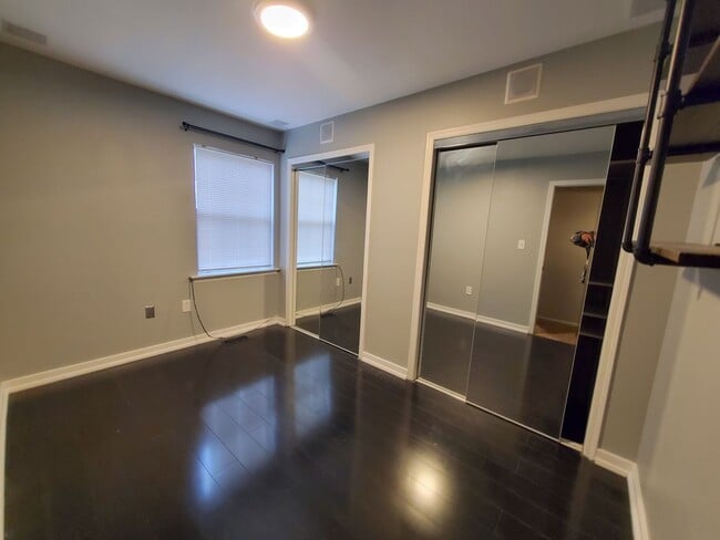 Building Photo - Spacious end-unit townhouse, with elegant kitchen, 3-bedrooms & attached garage