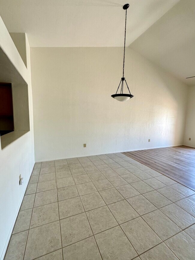 Building Photo - FOR RENT