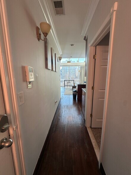 Building Photo - 205 N 11th St