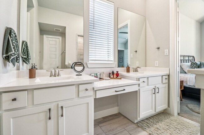 Building Photo - 847 Longbranch Way