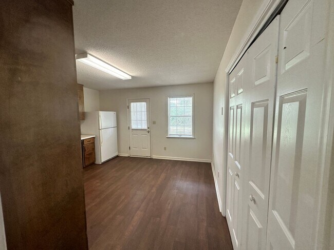Building Photo - 6119 B Vinnie Dr