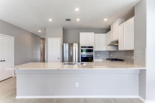 Building Photo - 1100 Desaix Dr