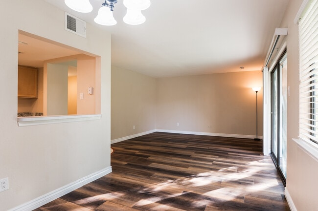 Building Photo - 925 Country Club Dr SE