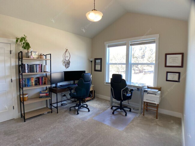 Building Photo - **Unfurnished** Single-level 3 BR-2BA  Home with Mountain Views