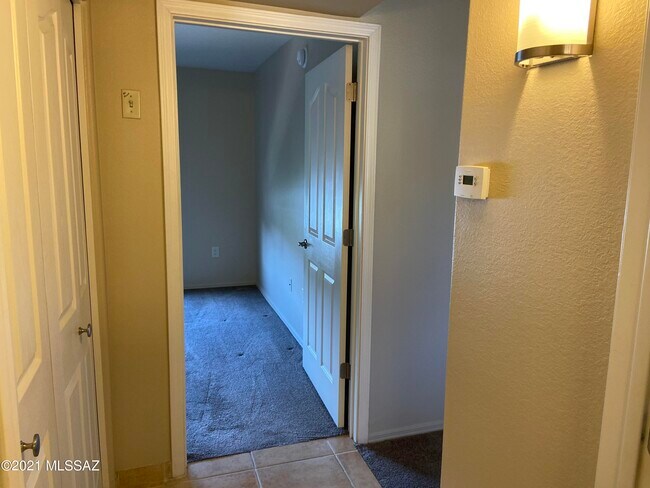 Building Photo - 5751 N Kolb Rd