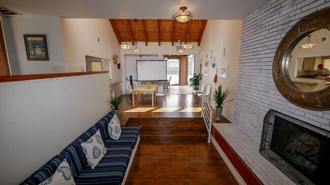 Building Photo - Stylish Sea Colony 3-Level Townhome!