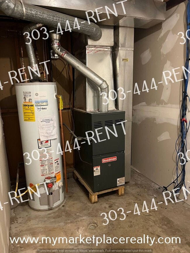 Building Photo - 5 Bedrooms & 2 Bathrooms walking distance to the Sheridan Light Rail Station!