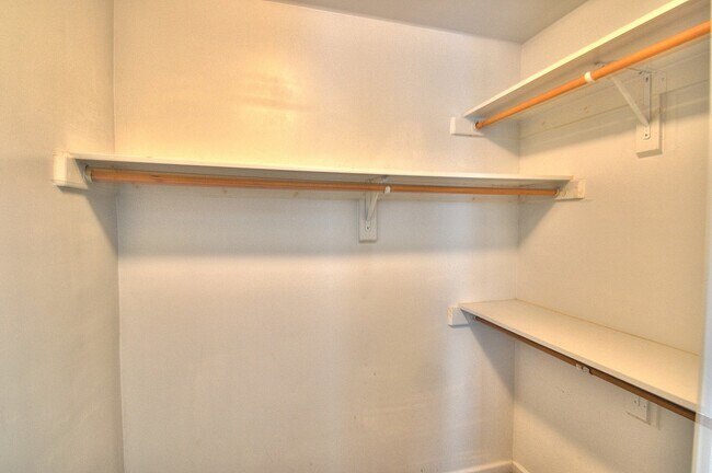 Building Photo - Light, Bright Governor's Village Townhome
