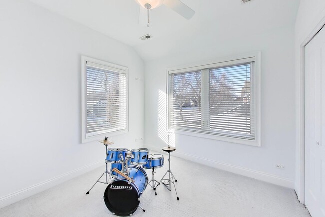 Building Photo - 229 N Myrtle Ave