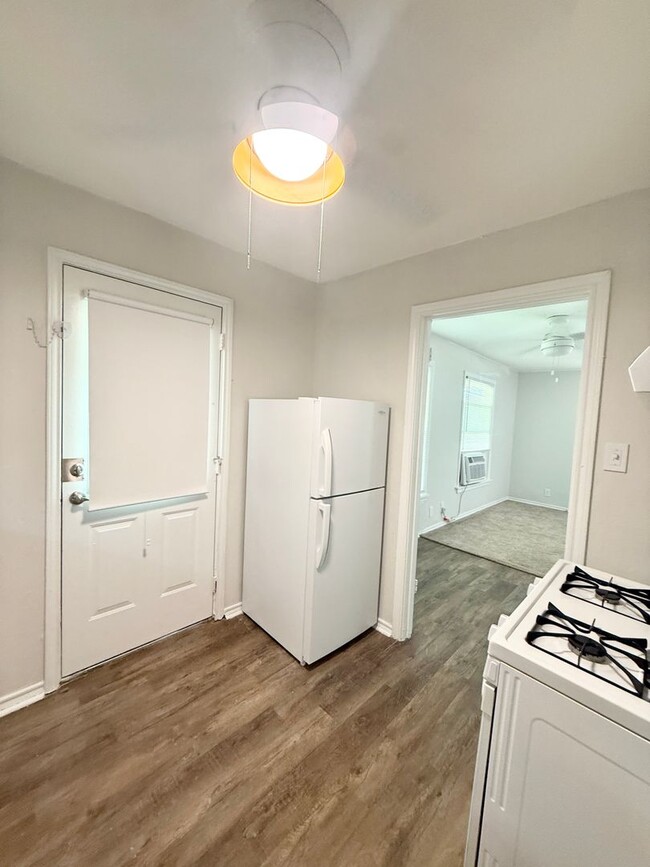 Building Photo - Adorable 2/1 Cottage near Downtown Lake Ja...