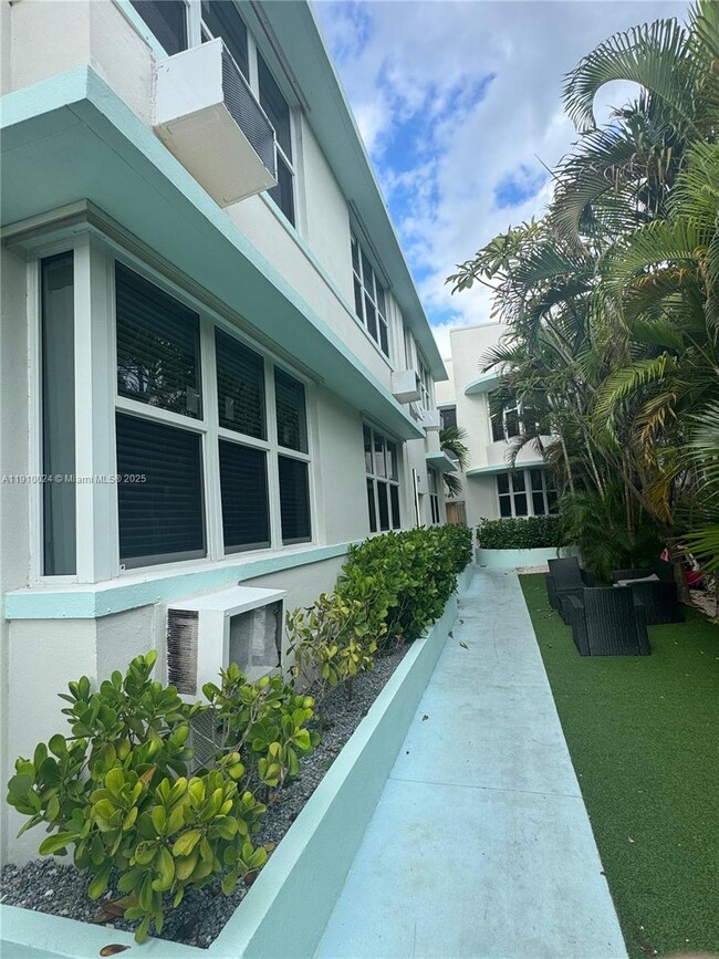 Building Photo - 319 W 28th St