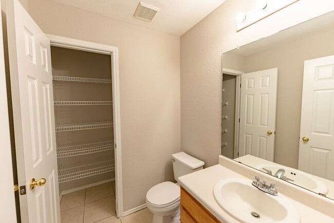 Building Photo - Sunny and Open 3 bedroom, 2.5 bathroom Hom...