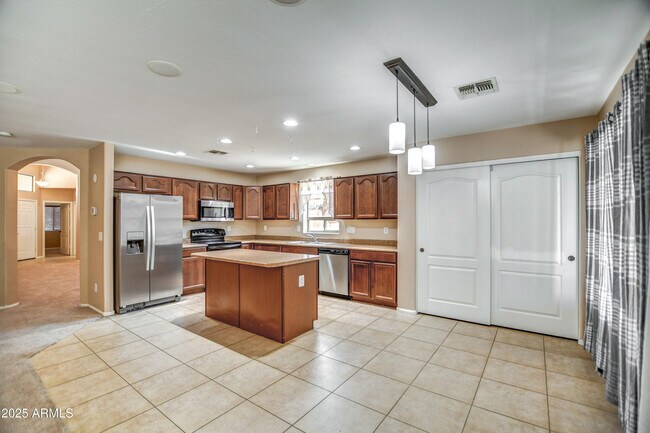 Building Photo - 40437 W Robbins Dr