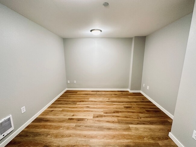 Building Photo - Shoreline - 2 Bedroom plus 1 den/ 2 Bath T...