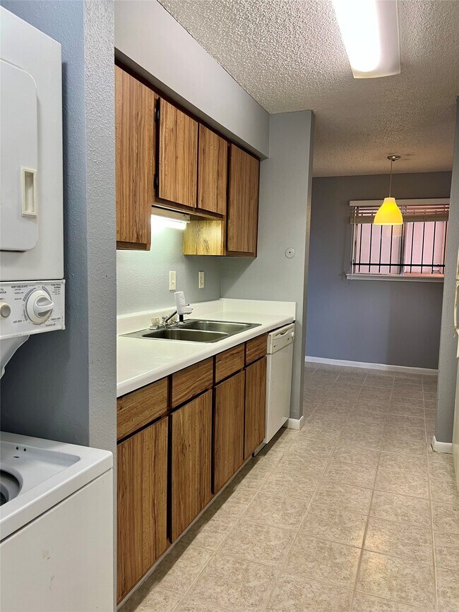 Building Photo - 10203 Forum Park Dr