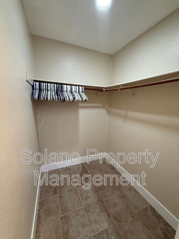 Building Photo - 921 Hickory Ave