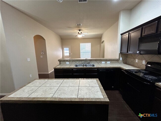 Building Photo - 692 Creekside Cir