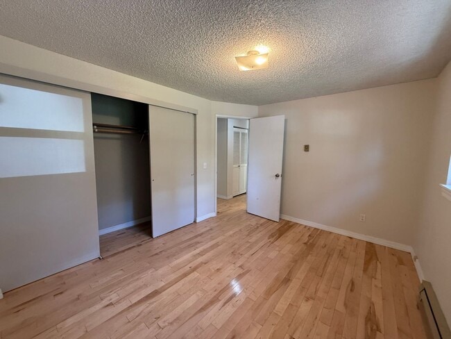 Building Photo - Beautiful 3 Bed/1 Bath Home with Large and Fenced Backyard - SE Bend