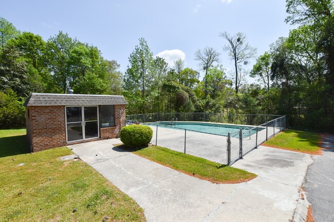 Building Photo - Charming Condo with community pool
