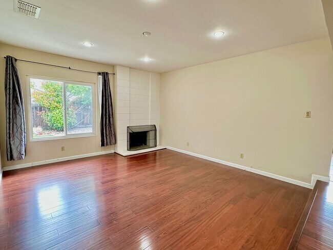 Building Photo - COMING SOON! | $4,100 / 3BR - GORGEOUS REMODELED HOME IN NORTHGATE AREA OF NORTH FREMONT