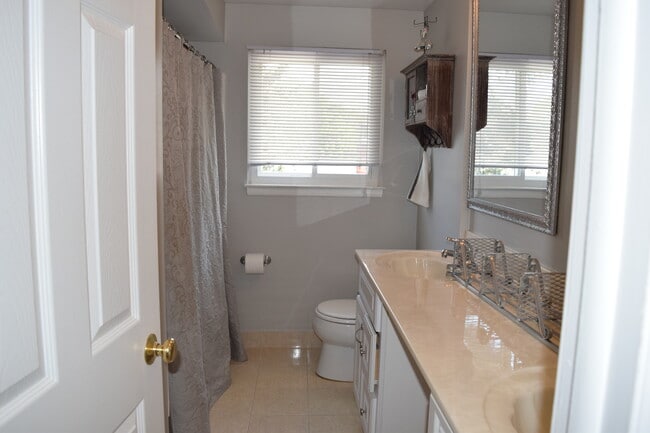 Building Photo - BEAUTIFULLY RENOVATED AND SPACIOUS COLONIA...