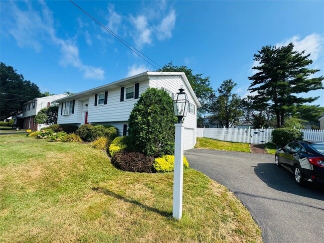 Building Photo - 2715 Manhattan Dr