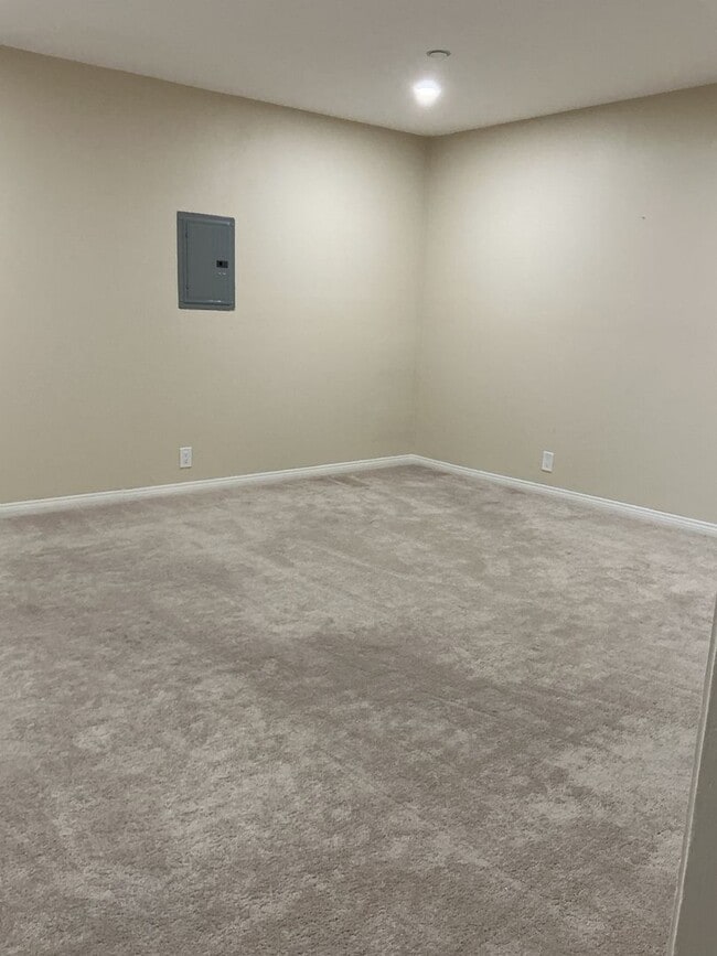 Building Photo - Los Caballeros #001