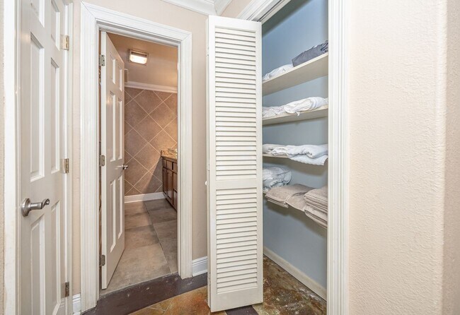 Building Photo - 3 Bedroom 2 Bath Back Bay Luxury Rental Home