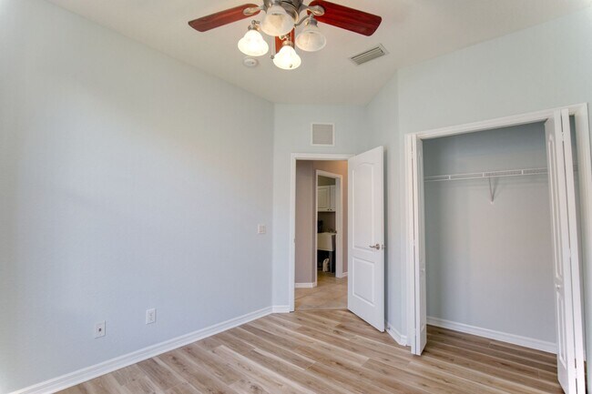 Building Photo - Annual Pool Home in The Stoneybrook Community of Venice!